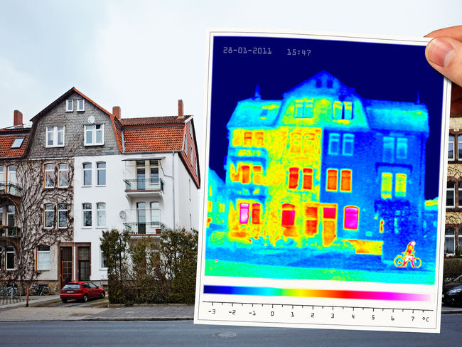 Ein Infrarotbild eines Hauses mit sanierter und nicht sanierter Daemmung  