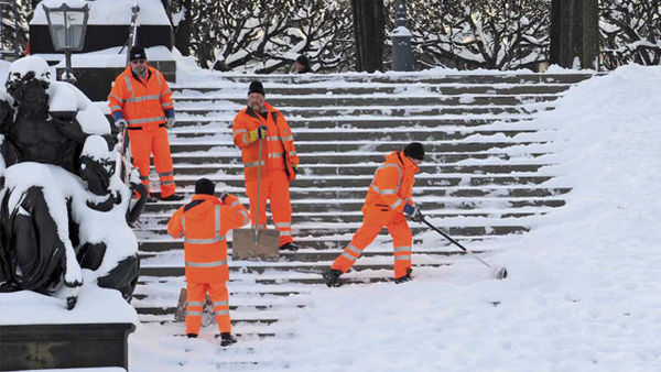 Sneeuwschuiven op de trap of toch elektrische trapverwarming / hellingbaanverwarming toepassen.