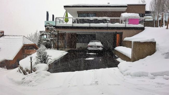 Een sneeuwvrij oprit met ETHERMA hellingbaanverwarming of opritverwarming. Elektrisch verwarmd met verwarmingsmatten. 