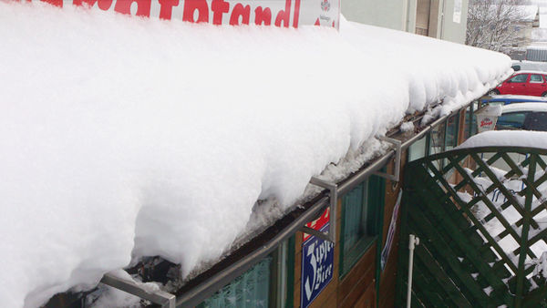 Sneeuw op dak elektrische dakverwarming